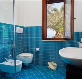 2 bedroom villa with jacuzzi & sea views, near Castellammare del Golfo, sleeps  4-5